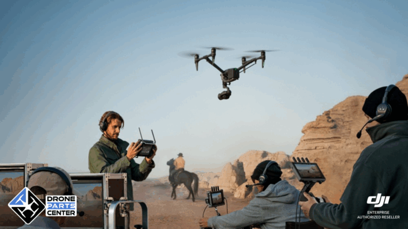 Opérateurs de drones en plein désert.