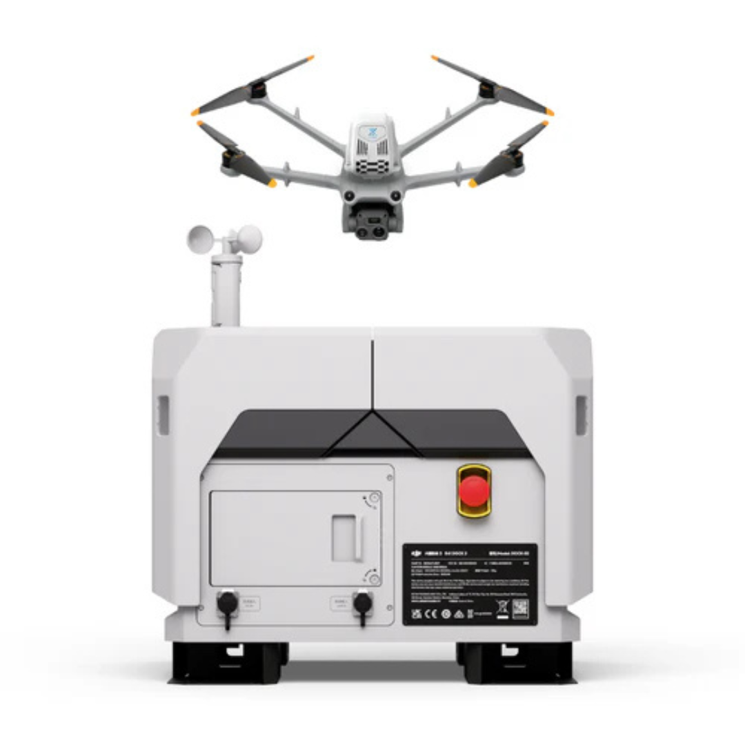 Drone en vol stationnaire devant sa station d'accueil.