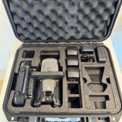 Valise de transport pour drone avec accessoires.
