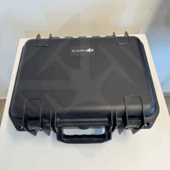 Valise noire DJI Mavic 3E sur table blanche.