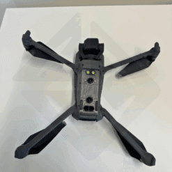 Drone noir avec ailes déployées sur table.