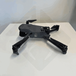 Drone noir sur une table blanche.