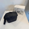 Sac noir et boîte de drone sur table.