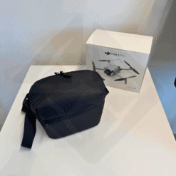 Sac noir et boîte de drone sur table.