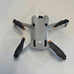 Drone DJI gris avec hélices pliées.