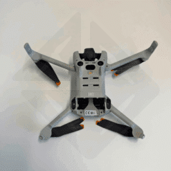Drone plié avec hélices noires sur fond blanc.