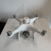Drone blanc sur une table.