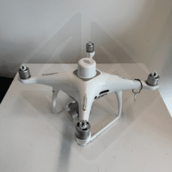 Drone quadricoptère blanc sur une table blanche.