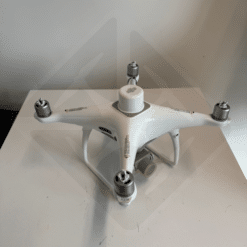 Drone blanc sur une table grise.