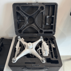 Drone blanc dans une mallette noire ouverte.