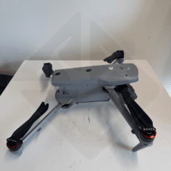 Drone plié sur une table blanche.