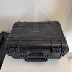 Valise rigide noire avec étiquette 