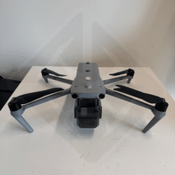 Drone gris sur une table blanche