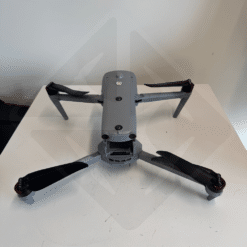 Drone gris posé sur une table blanche.