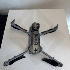 Drone déployé sur une table blanche.