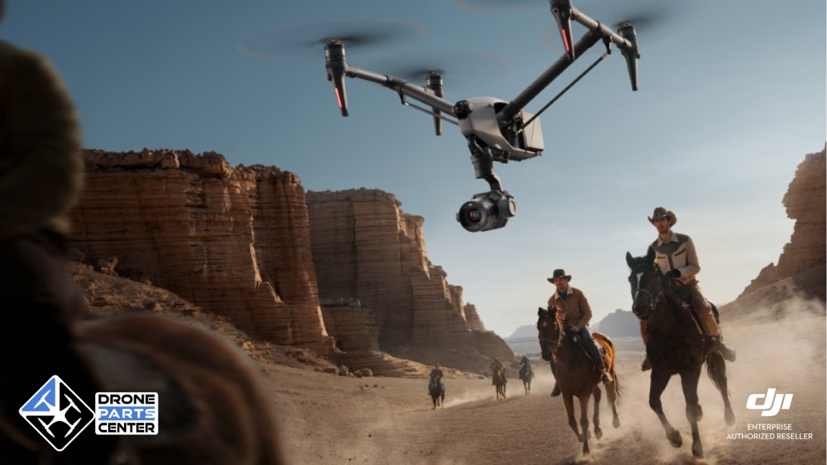 Drone survole cowboys dans le désert ocre.