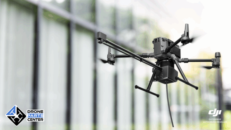 Drone en vol près d'un bâtiment