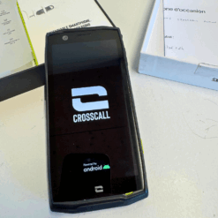 Smartphone Crosscall affichant logo Android, boîte à côté.
