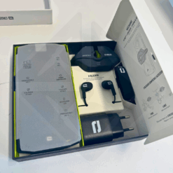 Open doos met moderne elektronische accessoires.
