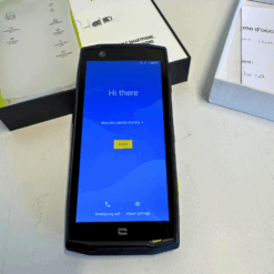 Smartphone avec écran de démarrage bleu.