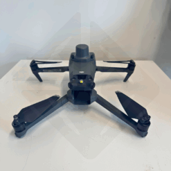 Drone moderne sur une table blanche