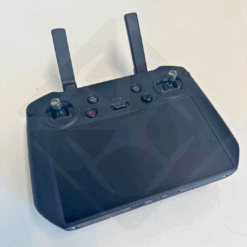 Télécommande noire avec deux antennes pour drone.