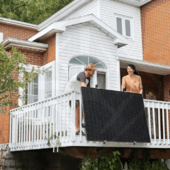 Installatie van zonnepanelen op het balkon van het huis.