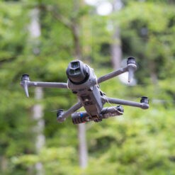 Drone volant en milieu naturel verdoyant