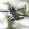 Drone volant en plein air dans le ciel.