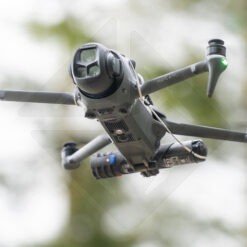 Drone volant en plein air dans le ciel.