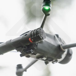 Drone volant avec lumière LED verte allumée.