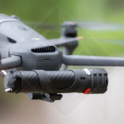 Drone volant avec hélices en mouvement