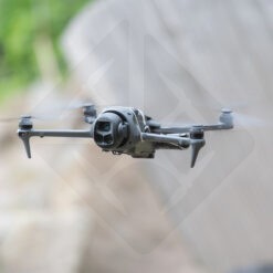 Drone volant avec caméra en extérieur