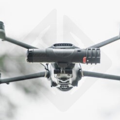 Drone volant en plein ciel nuageux.