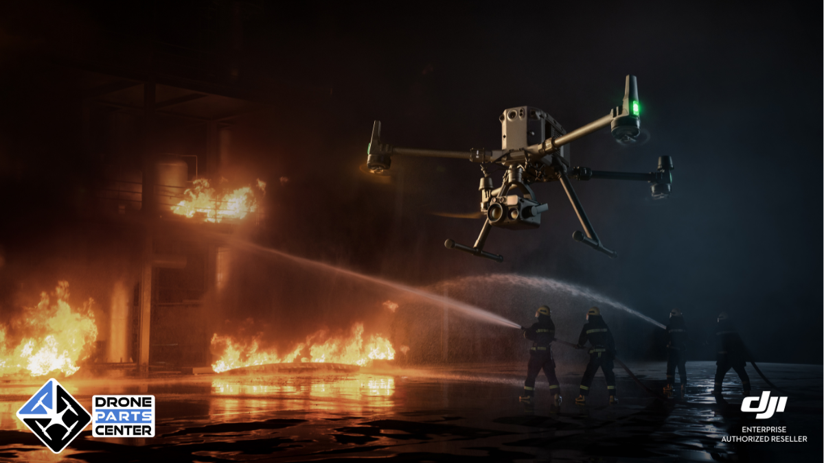 Drohne fliegt über ein Feuer, Feuerwehrleute löschen die Flammen.