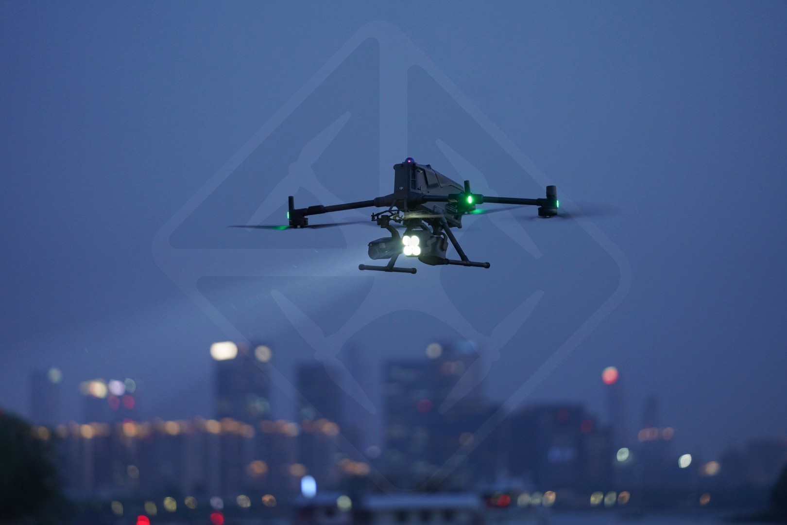 Drohne fliegt über die Stadt, beleuchtete Nacht.