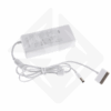 Chargeur blanc avec câble et connecteur.