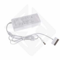 Chargeur blanc avec câble et connecteur.
