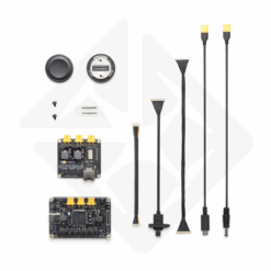 Set mit verschiedenen elektronischen Komponenten und Kabeln