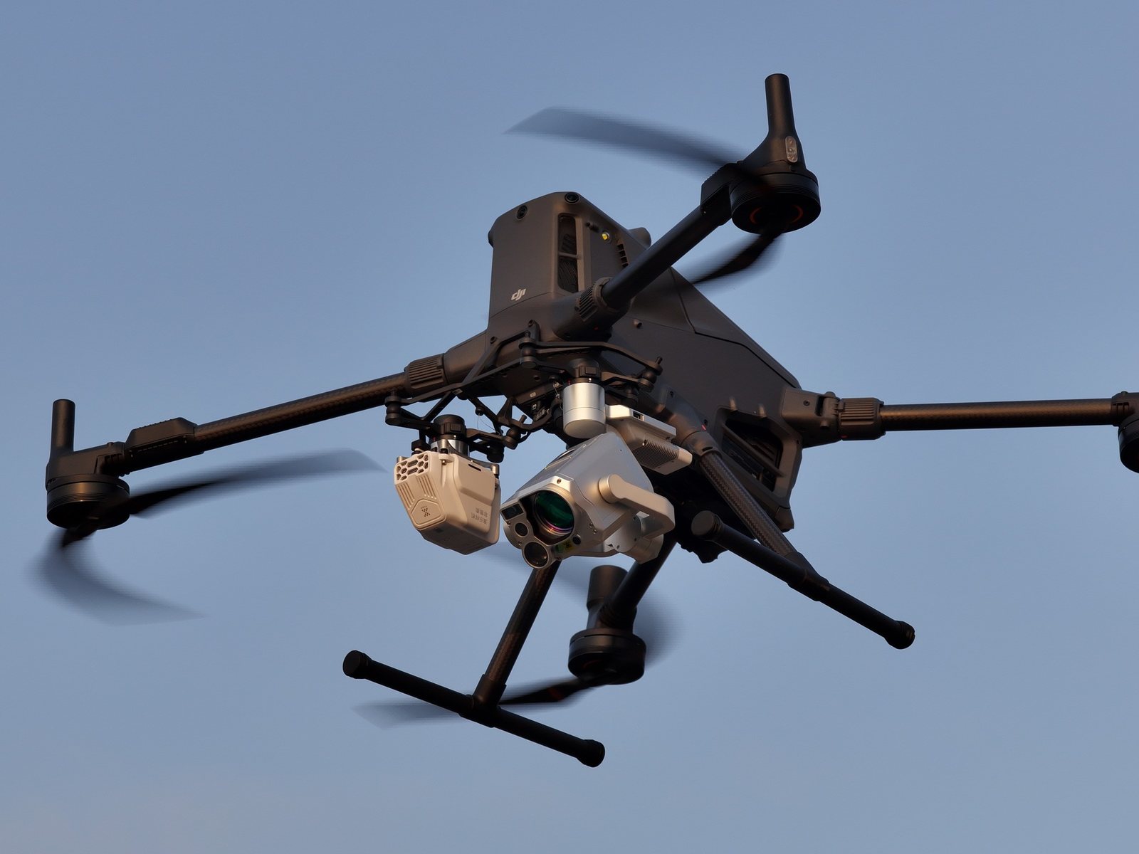 MetScan V1P en Sniffer4D Nano 2 Plus multigas onder een DJI Matrice 400