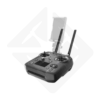 Télécommande noire pour drone avec antennes dépliées.