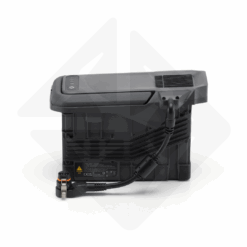 Graue Batterie mit angeschlossenem Kabel.