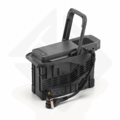 Schwarze Batterie mit Griff und Stromkabel.