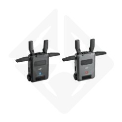 Deux émetteurs DJI avec antennes déployées.