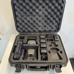 Valise avec drone et accessoires bien rangés.