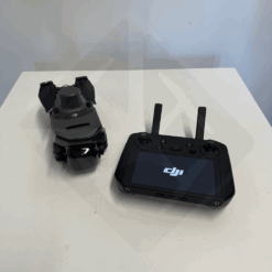 Drone DJI et télécommande sur table blanche.