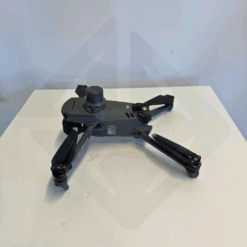 Drone pliable noir sur une table blanche.
