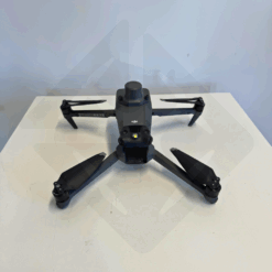 Drone noir sur table blanche.