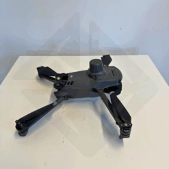 Drone gris posé sur une table blanche.
