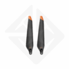 Deux hélices de drone avec bords orange.